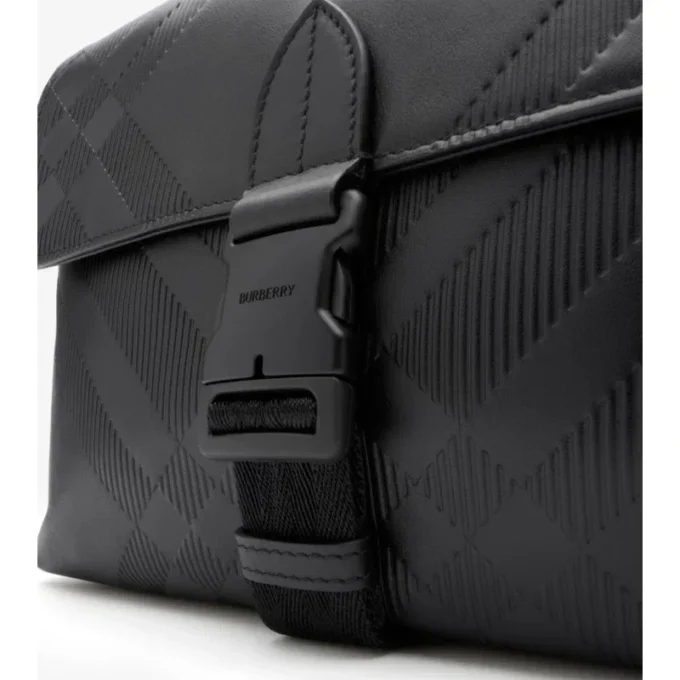 Borsa a tracolla piccola con motivo a quadri goffrato e fibbia 