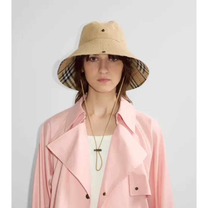 Cappello in gabardine con tesa a quadri