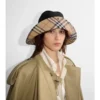 Cappello in gabardine con tesa a quadri