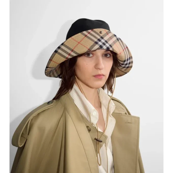 Cappello in gabardine con tesa a quadri