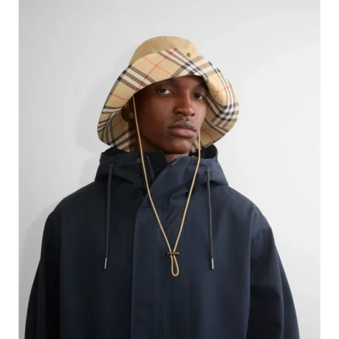 Cappello in gabardine con tesa a quadri
