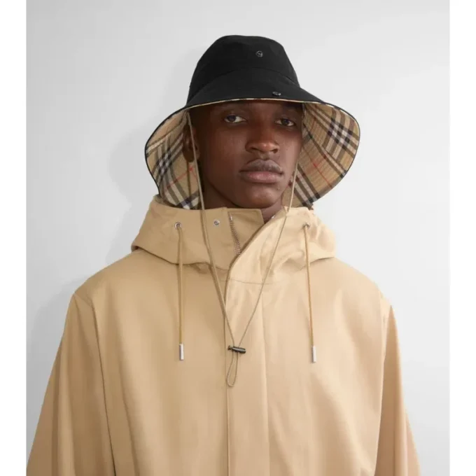 Cappello in gabardine con tesa a quadri
