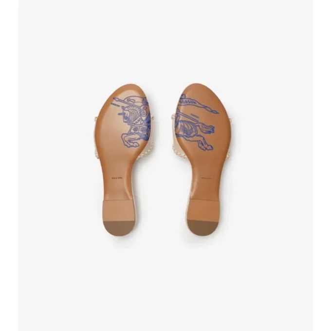 Ciabatte in pelle con motivo Knight Stamp