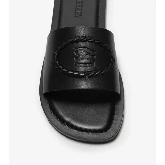 Ciabatte in pelle con motivo Knight Stamp