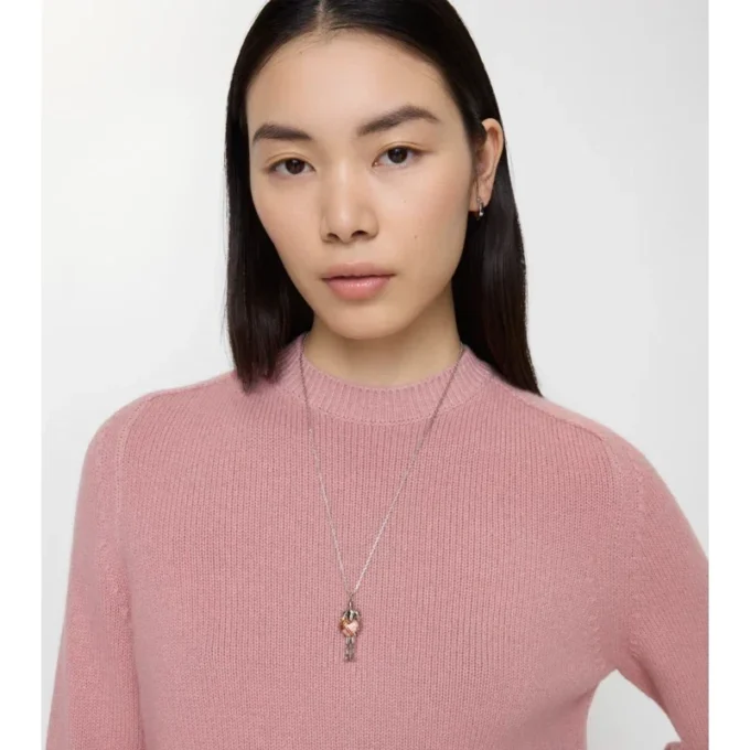Collana con ciondolo a forma di cuore e cavaliere 