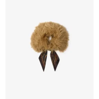 Colletto in shearling con bordi in foulard
