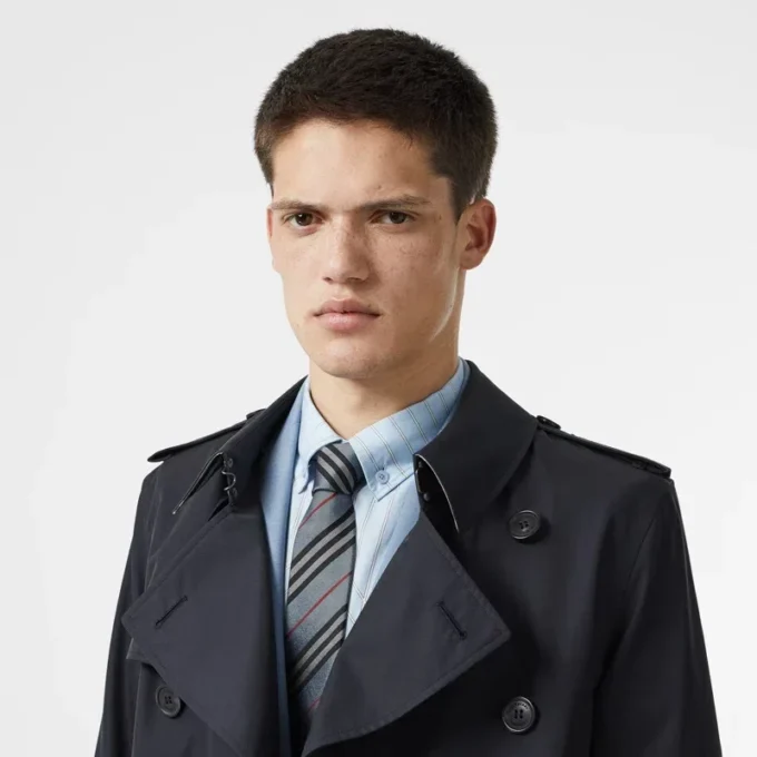 Cravatta in seta con motivo a righe Icon Stripe dal taglio classico