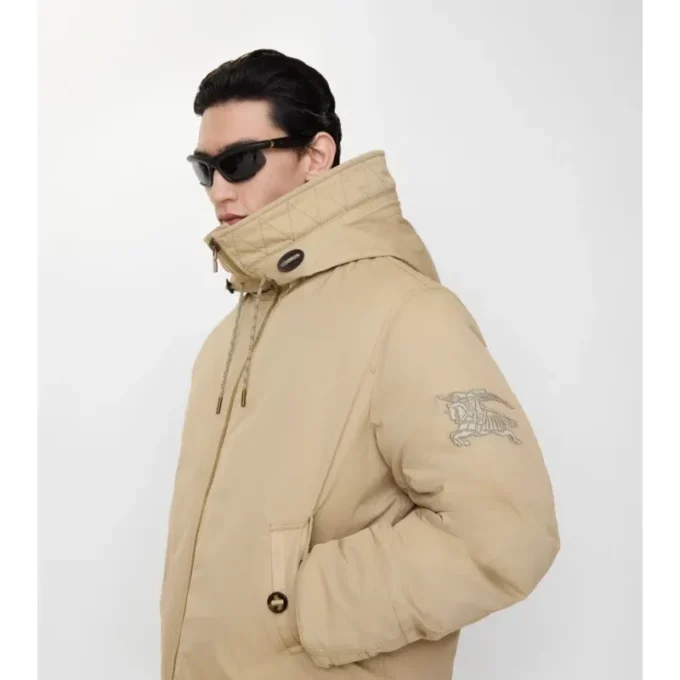 Giacca con cappuccio in gabardine con bordi in shearling