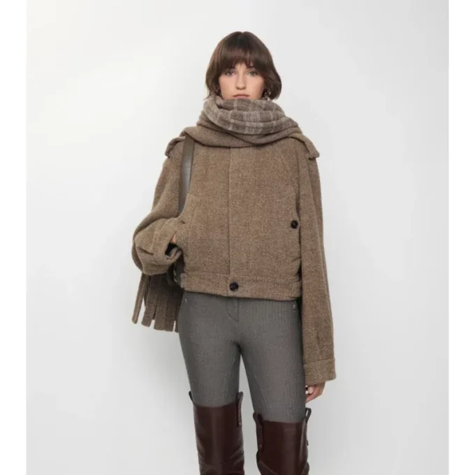 Giacca in misto lana con sciarpa staccabile