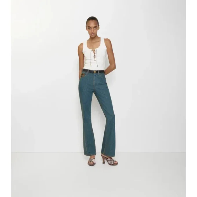 Jeans a vita alta e zampa d’elefante