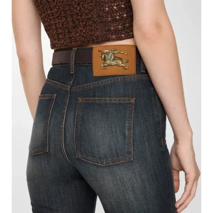 Jeans a vita alta e zampa d’elefante