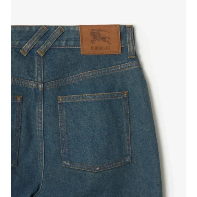 Jeans a vita alta e zampa d’elefante