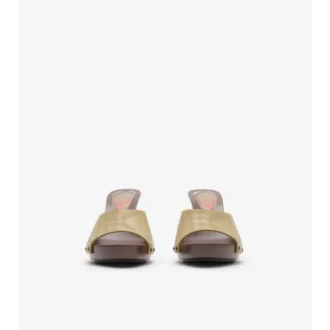Mules in pelle con motivo a quadri