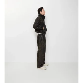 Pantaloni in pelle con logo in corsivo