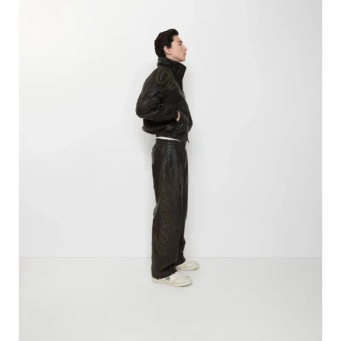 Pantaloni in pelle con logo in corsivo