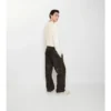 Pantaloni in pelle con logo in corsivo