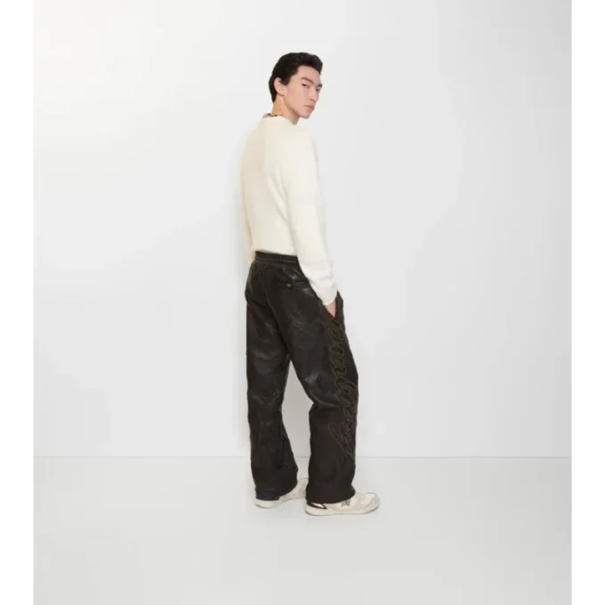 Pantaloni in pelle con logo in corsivo