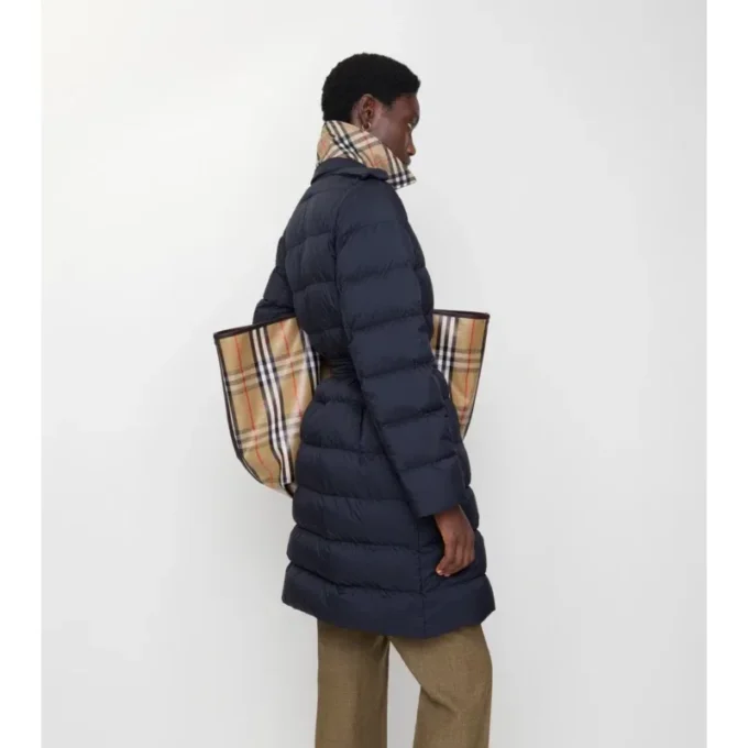 Piumino con cappuccio in nylon di media lunghezza