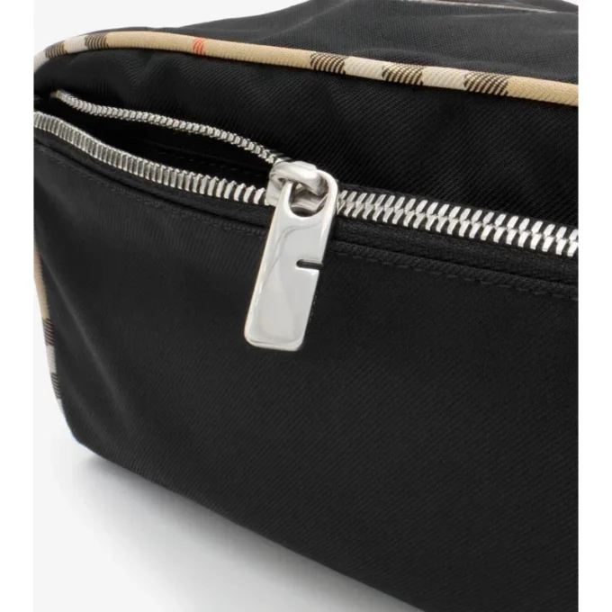 Pochette da viaggio con finiture a quadri grandi