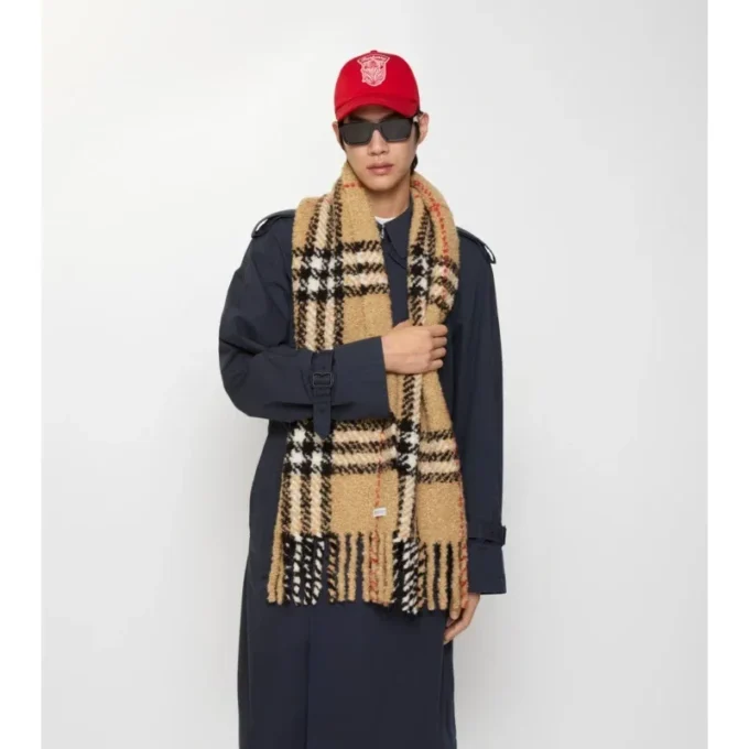 Sciarpa in bouclé misto lana di alpaca con motivo a quadri
