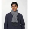 Sciarpa in cashmere con ciondolo a B