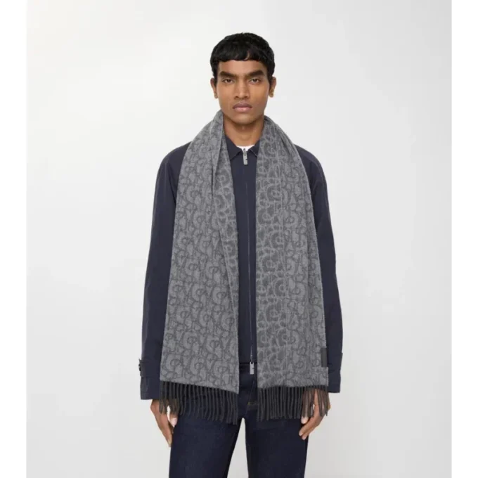 Sciarpa in cashmere con ciondolo a B