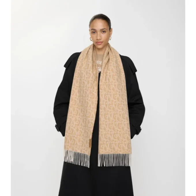 Sciarpa in cashmere con ciondolo a B