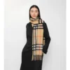 Sciarpa in cashmere con motivo a quadri sfumati e cristalli