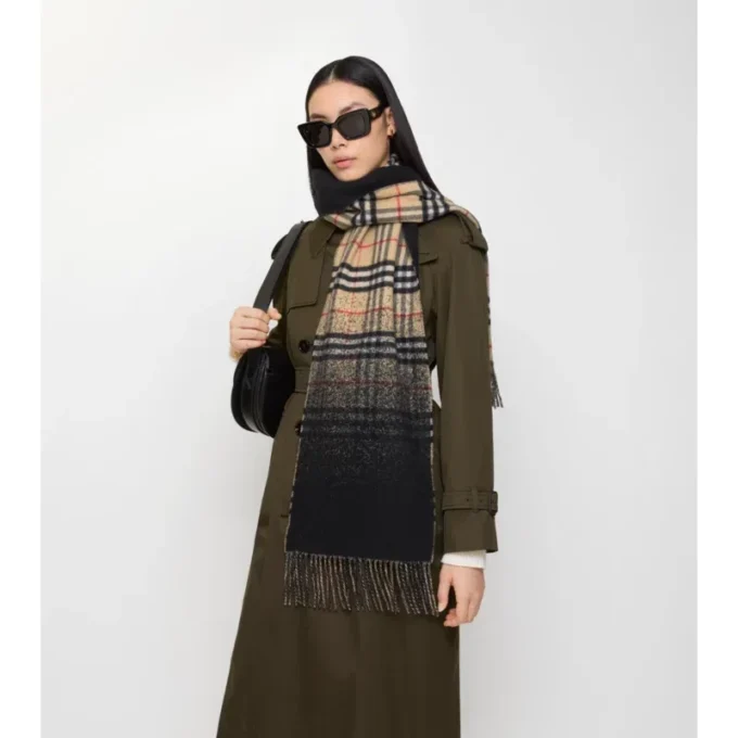 Sciarpa in cashmere con motivo a quadri sfumato