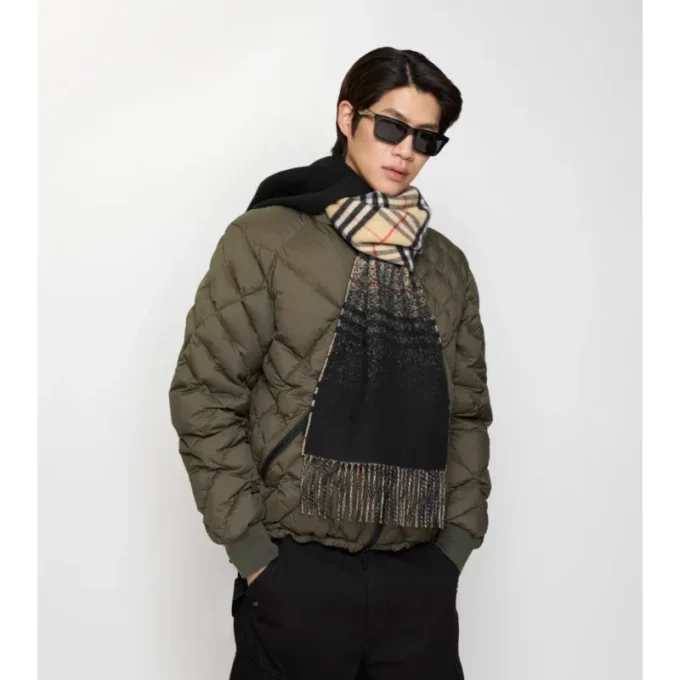 Sciarpa in cashmere con motivo a quadri sfumato