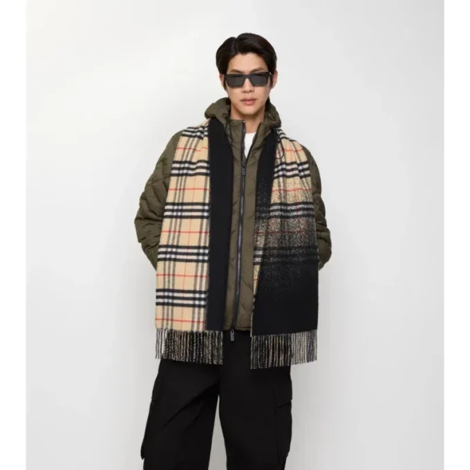 Sciarpa in cashmere con motivo a quadri sfumato