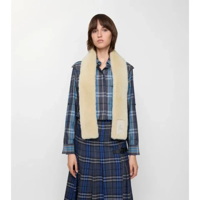Sciarpa in shearling con etichetta stretta