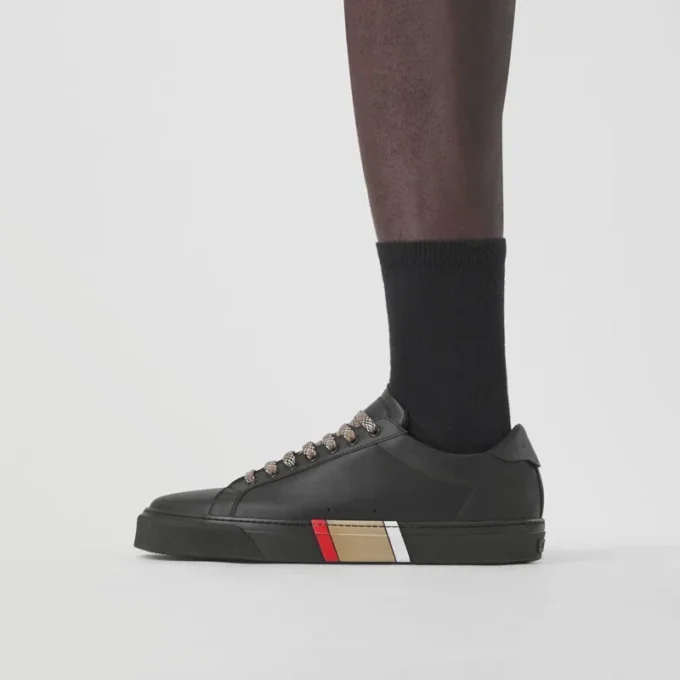 Sneakers in pelle con dettagli a righe